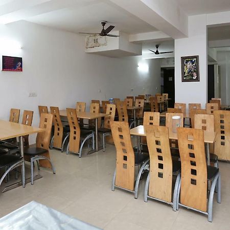 ホテル Oyo 13564 Near Prem Mandir マトゥラー エクステリア 写真